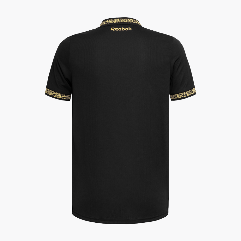 Camisa Reebok Botafogo 2024/25 II, Camisas de Futebol, PIQUE DE JOGADOR, A camisa reserva do Botafogo para a temporada 2024/25 chega com visual marcante e sofisticado. O preto domina a peça com imponência, enquanto os detalhes dourados trazem um ar de exclusividade e identidade premium. A textura em relevo no tecido e os grafismos inspirados na energia da torcida completam o uniforme com personalidade única. Feita para quem representa o Glorioso dentro e fora do campo, com estilo e orgulho. Especificações d
