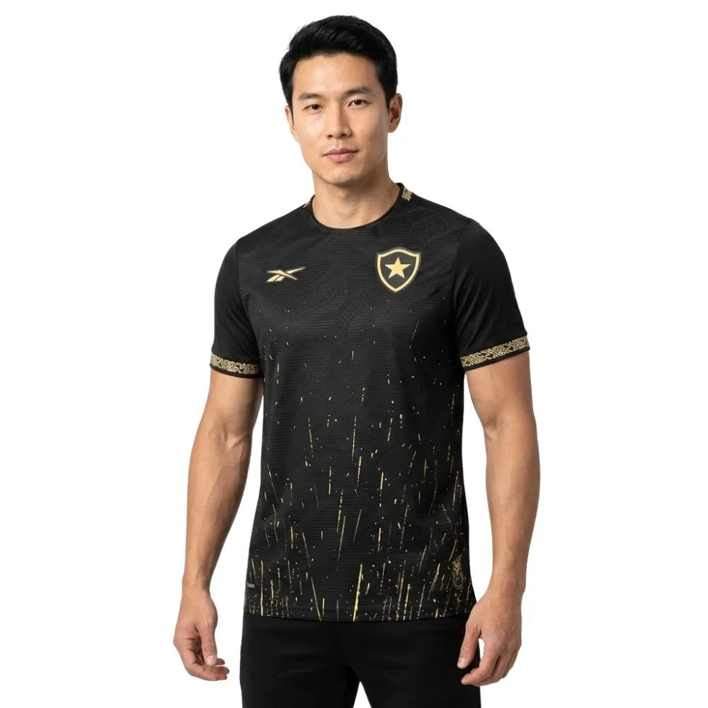 Camisa Reebok Botafogo 2024/25 II, Camisas de Futebol, PIQUE DE JOGADOR, A camisa reserva do Botafogo para a temporada 2024/25 chega com visual marcante e sofisticado. O preto domina a peça com imponência, enquanto os detalhes dourados trazem um ar de exclusividade e identidade premium. A textura em relevo no tecido e os grafismos inspirados na energia da torcida completam o uniforme com personalidade única. Feita para quem representa o Glorioso dentro e fora do campo, com estilo e orgulho. Especificações d