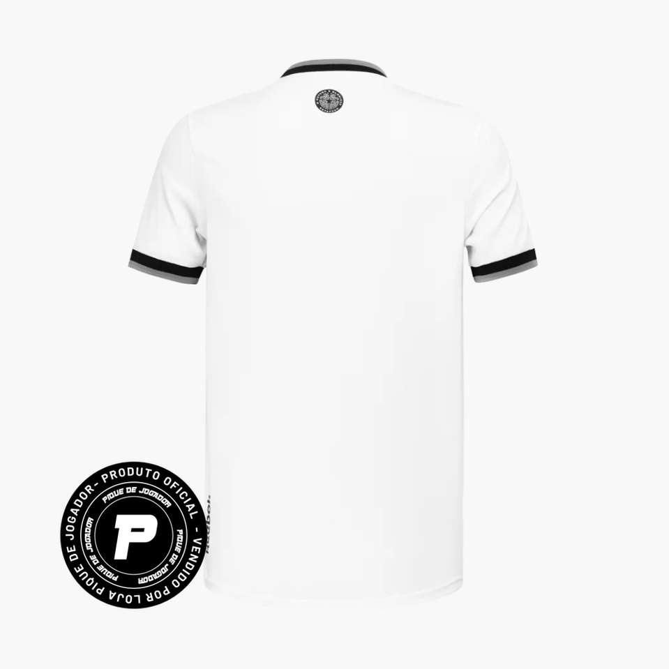 Camisa Reebok Botafogo 2024/25 III, Camisas de Futebol, PIQUE DE JOGADOR, A terceira camisa do Glorioso para a temporada 2024/25 traz o branco em destaque, com uma proposta limpa e moderna. O design minimalista ganha profundidade com texturas geométricas em toda a peça, valorizando os detalhes e a originalidade. O escudo monocromático bordado no peito reforça a imponência da estrela solitária, enquanto os acabamentos em preto oferecem contraste na medida certa. Ideal para quem prefere um visual mais neutro,
