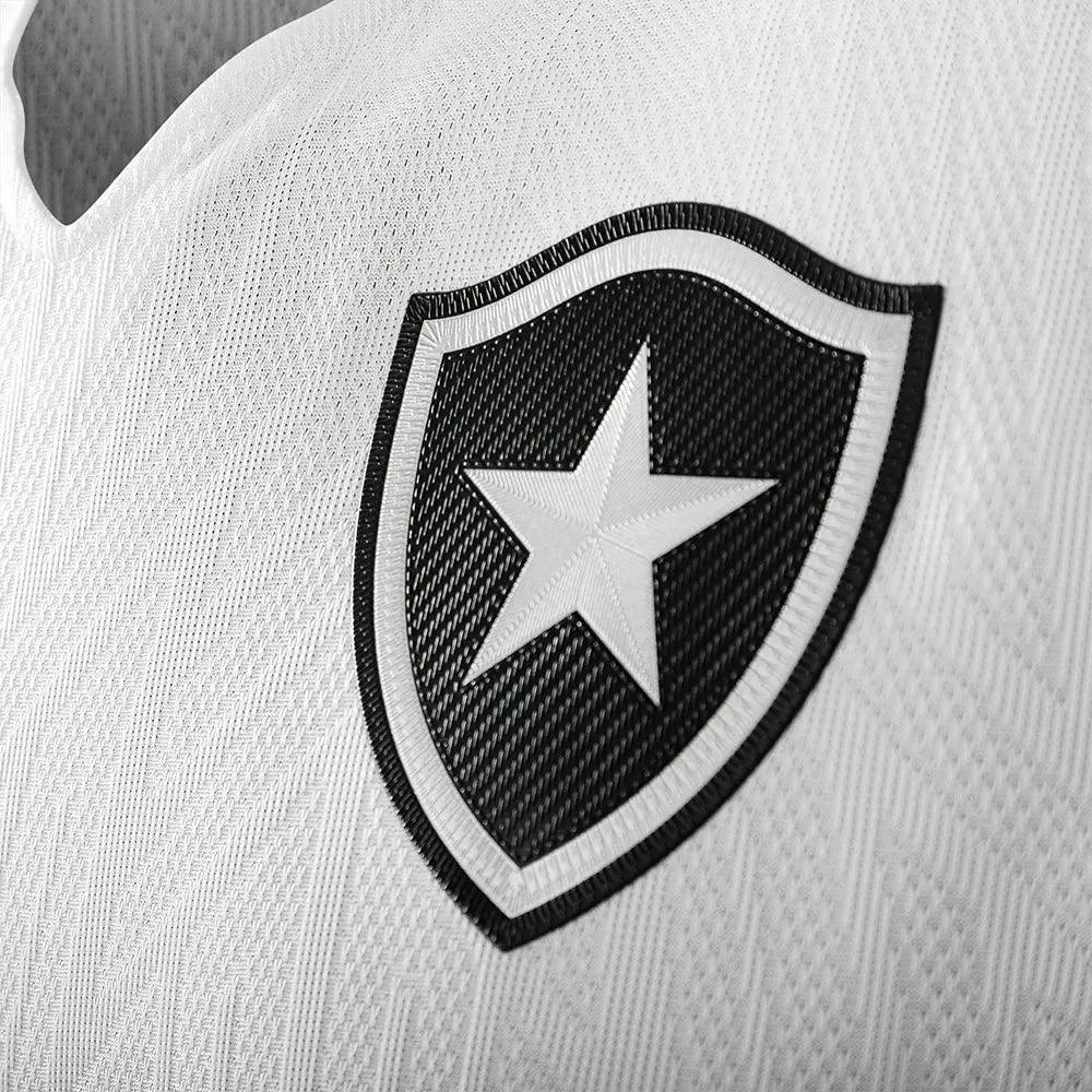 Camisa Reebok Botafogo 2024/25 III, Camisas de Futebol, PIQUE DE JOGADOR, A terceira camisa do Glorioso para a temporada 2024/25 traz o branco em destaque, com uma proposta limpa e moderna. O design minimalista ganha profundidade com texturas geométricas em toda a peça, valorizando os detalhes e a originalidade. O escudo monocromático bordado no peito reforça a imponência da estrela solitária, enquanto os acabamentos em preto oferecem contraste na medida certa. Ideal para quem prefere um visual mais neutro,