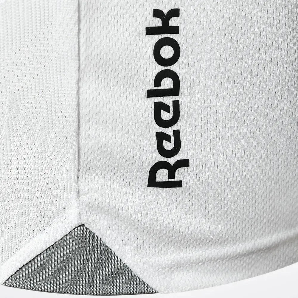 Camisa Reebok Botafogo 2024/25 III, Camisas de Futebol, PIQUE DE JOGADOR, A terceira camisa do Glorioso para a temporada 2024/25 traz o branco em destaque, com uma proposta limpa e moderna. O design minimalista ganha profundidade com texturas geométricas em toda a peça, valorizando os detalhes e a originalidade. O escudo monocromático bordado no peito reforça a imponência da estrela solitária, enquanto os acabamentos em preto oferecem contraste na medida certa. Ideal para quem prefere um visual mais neutro,