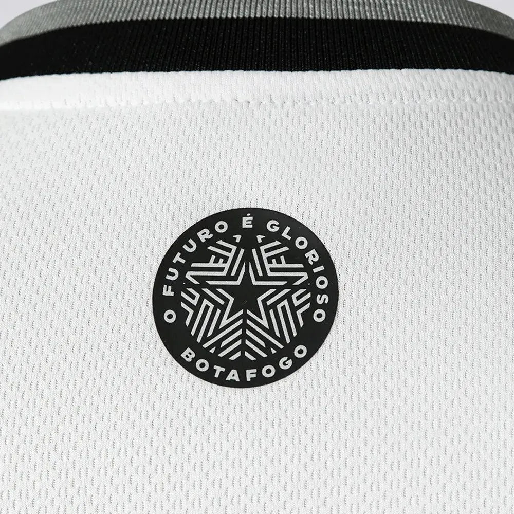 Camisa Reebok Botafogo 2024/25 III, Camisas de Futebol, PIQUE DE JOGADOR, A terceira camisa do Glorioso para a temporada 2024/25 traz o branco em destaque, com uma proposta limpa e moderna. O design minimalista ganha profundidade com texturas geométricas em toda a peça, valorizando os detalhes e a originalidade. O escudo monocromático bordado no peito reforça a imponência da estrela solitária, enquanto os acabamentos em preto oferecem contraste na medida certa. Ideal para quem prefere um visual mais neutro,