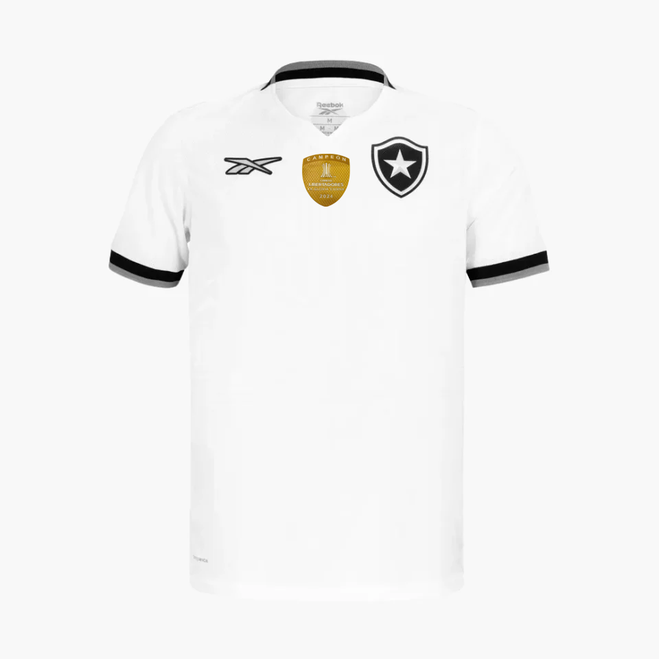 Camisa Reebok Botafogo 2024/25 III, Camisas de Futebol, PIQUE DE JOGADOR, A terceira camisa do Glorioso para a temporada 2024/25 traz o branco em destaque, com uma proposta limpa e moderna. O design minimalista ganha profundidade com texturas geométricas em toda a peça, valorizando os detalhes e a originalidade. O escudo monocromático bordado no peito reforça a imponência da estrela solitária, enquanto os acabamentos em preto oferecem contraste na medida certa. Ideal para quem prefere um visual mais neutro,