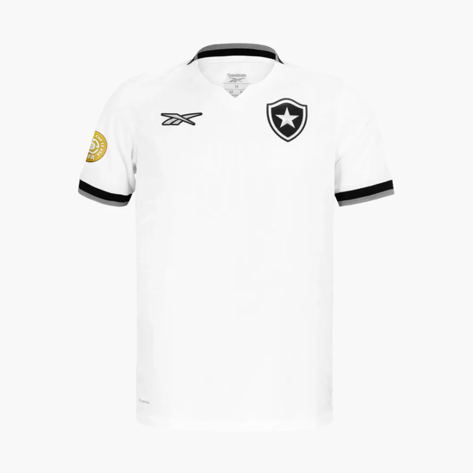 Camisa Reebok Botafogo 2024/25 III, Camisas de Futebol, PIQUE DE JOGADOR, A terceira camisa do Glorioso para a temporada 2024/25 traz o branco em destaque, com uma proposta limpa e moderna. O design minimalista ganha profundidade com texturas geométricas em toda a peça, valorizando os detalhes e a originalidade. O escudo monocromático bordado no peito reforça a imponência da estrela solitária, enquanto os acabamentos em preto oferecem contraste na medida certa. Ideal para quem prefere um visual mais neutro,
