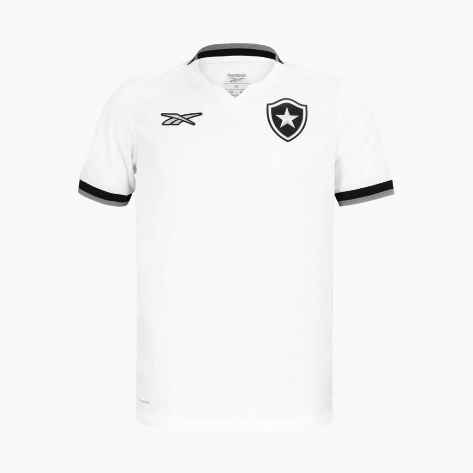 Camisa Reebok Botafogo 2024/25 III, Camisas de Futebol, PIQUE DE JOGADOR, A terceira camisa do Glorioso para a temporada 2024/25 traz o branco em destaque, com uma proposta limpa e moderna. O design minimalista ganha profundidade com texturas geométricas em toda a peça, valorizando os detalhes e a originalidade. O escudo monocromático bordado no peito reforça a imponência da estrela solitária, enquanto os acabamentos em preto oferecem contraste na medida certa. Ideal para quem prefere um visual mais neutro,
