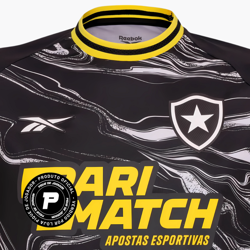 Camisa Reebok Botafogo 2024/25 IV, Camisas de Futebol, PIQUE DE JOGADOR, A camisa IV do Botafogo para a temporada 2024/25 chega com uma proposta ousada e visual marcante. O preto dominante ganha vida com uma estampa marmorizada em branco, criando um efeito visual moderno que transmite força e estilo. Os detalhes em amarelo vibrante na gola, punhos e patrocinador adicionam contraste e atitude à peça. Ideal para quem busca um visual imponente dentro e fora das arquibancadas, mantendo viva a identidade do Glor