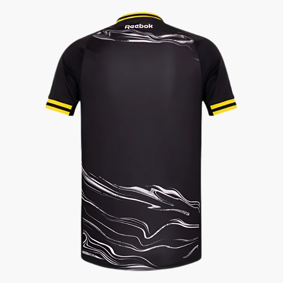Camisa Reebok Botafogo 2024/25 IV, Camisas de Futebol, PIQUE DE JOGADOR, A camisa IV do Botafogo para a temporada 2024/25 chega com uma proposta ousada e visual marcante. O preto dominante ganha vida com uma estampa marmorizada em branco, criando um efeito visual moderno que transmite força e estilo. Os detalhes em amarelo vibrante na gola, punhos e patrocinador adicionam contraste e atitude à peça. Ideal para quem busca um visual imponente dentro e fora das arquibancadas, mantendo viva a identidade do Glor