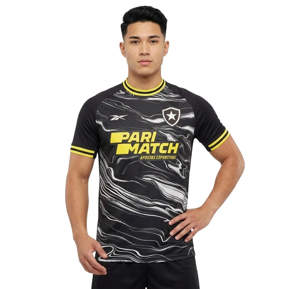 Camisa Reebok Botafogo 2024/25 IV, Camisas de Futebol, PIQUE DE JOGADOR, A camisa IV do Botafogo para a temporada 2024/25 chega com uma proposta ousada e visual marcante. O preto dominante ganha vida com uma estampa marmorizada em branco, criando um efeito visual moderno que transmite força e estilo. Os detalhes em amarelo vibrante na gola, punhos e patrocinador adicionam contraste e atitude à peça. Ideal para quem busca um visual imponente dentro e fora das arquibancadas, mantendo viva a identidade do Glor
