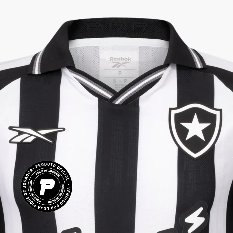 Camisa Reebok Botafogo 2025/26 I, Camisas de Futebol, PIQUE DE JOGADOR, A camisa titular do Botafogo para 2025/26 resgata a essência do clube com imponência. As faixas verticais em preto e branco ganham textura exclusiva e acabamento premium, com o escudo monocromático bordado no peito como símbolo de identidade. Um uniforme pensado para o torcedor que vive o Glorioso com intensidade e estilo. Especificações do Produto: Modelo torcedor masculino Ano: Temporada 2025/26 Fornecedor: Reebok Design com faixas ve