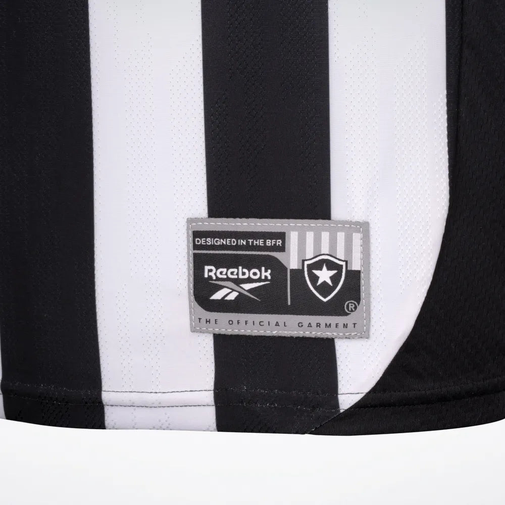 Camisa Reebok Botafogo 2025/26 I, Camisas de Futebol, PIQUE DE JOGADOR, A camisa titular do Botafogo para 2025/26 resgata a essência do clube com imponência. As faixas verticais em preto e branco ganham textura exclusiva e acabamento premium, com o escudo monocromático bordado no peito como símbolo de identidade. Um uniforme pensado para o torcedor que vive o Glorioso com intensidade e estilo. Especificações do Produto: Modelo torcedor masculino Ano: Temporada 2025/26 Fornecedor: Reebok Design com faixas ve