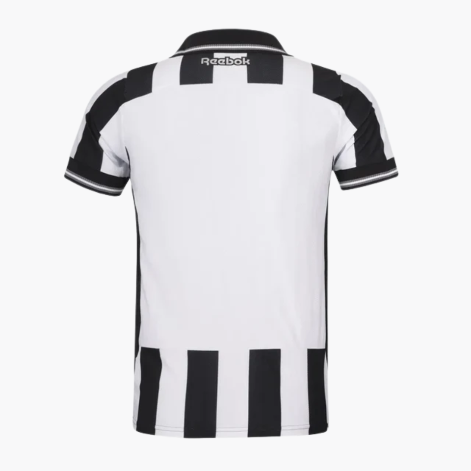 Camisa Reebok Botafogo 2025/26 I, Camisas de Futebol, PIQUE DE JOGADOR, A camisa titular do Botafogo para 2025/26 resgata a essência do clube com imponência. As faixas verticais em preto e branco ganham textura exclusiva e acabamento premium, com o escudo monocromático bordado no peito como símbolo de identidade. Um uniforme pensado para o torcedor que vive o Glorioso com intensidade e estilo. Especificações do Produto: Modelo torcedor masculino Ano: Temporada 2025/26 Fornecedor: Reebok Design com faixas ve