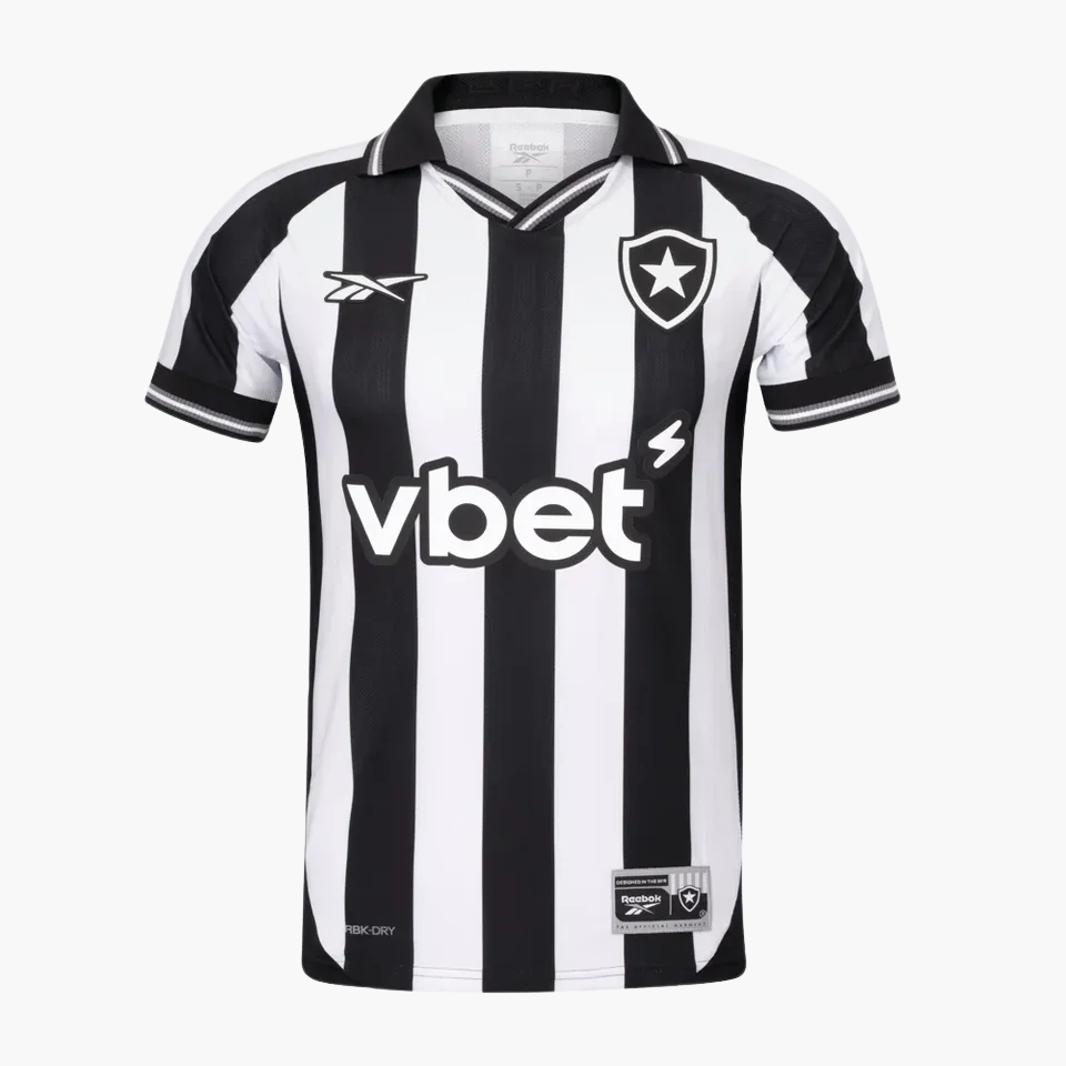 Camisa Reebok Botafogo 2025/26 I, Camisas de Futebol, PIQUE DE JOGADOR, A camisa titular do Botafogo para 2025/26 resgata a essência do clube com imponência. As faixas verticais em preto e branco ganham textura exclusiva e acabamento premium, com o escudo monocromático bordado no peito como símbolo de identidade. Um uniforme pensado para o torcedor que vive o Glorioso com intensidade e estilo. Especificações do Produto: Modelo torcedor masculino Ano: Temporada 2025/26 Fornecedor: Reebok Design com faixas ve