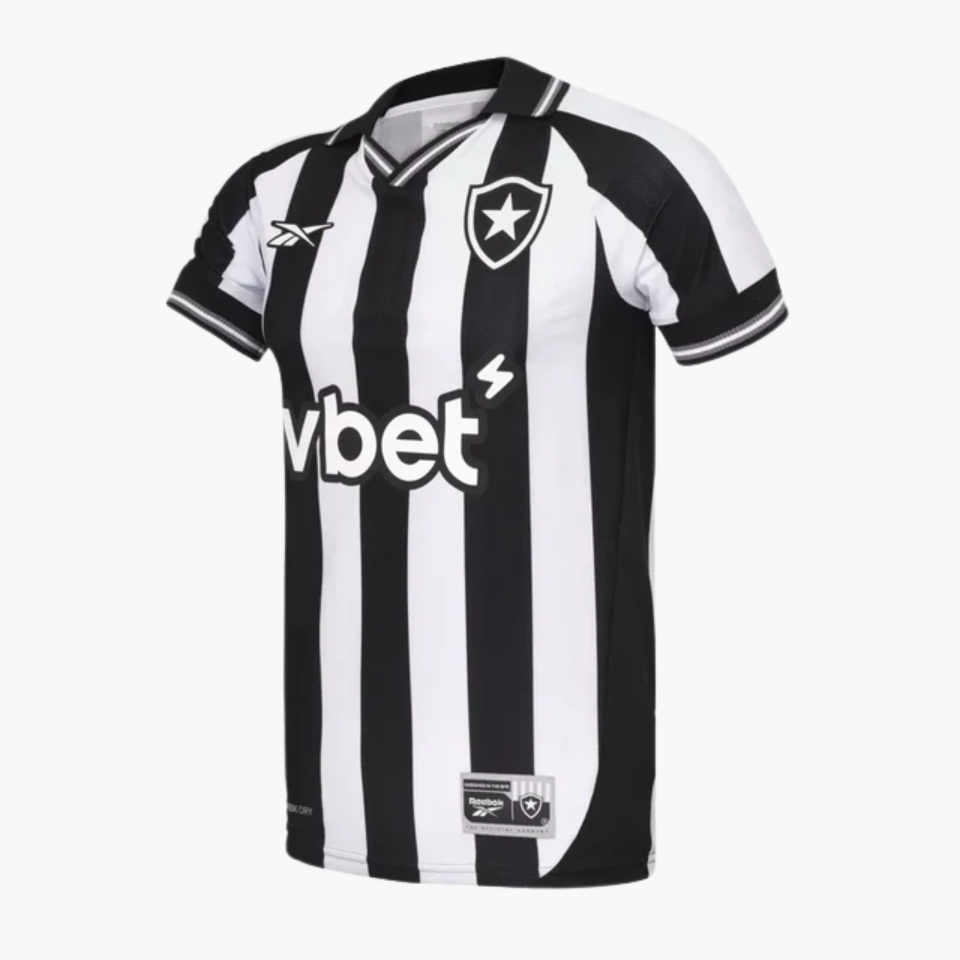 Camisa Reebok Botafogo 2025/26 I, Camisas de Futebol, PIQUE DE JOGADOR, A camisa titular do Botafogo para 2025/26 resgata a essência do clube com imponência. As faixas verticais em preto e branco ganham textura exclusiva e acabamento premium, com o escudo monocromático bordado no peito como símbolo de identidade. Um uniforme pensado para o torcedor que vive o Glorioso com intensidade e estilo. Especificações do Produto: Modelo torcedor masculino Ano: Temporada 2025/26 Fornecedor: Reebok Design com faixas ve