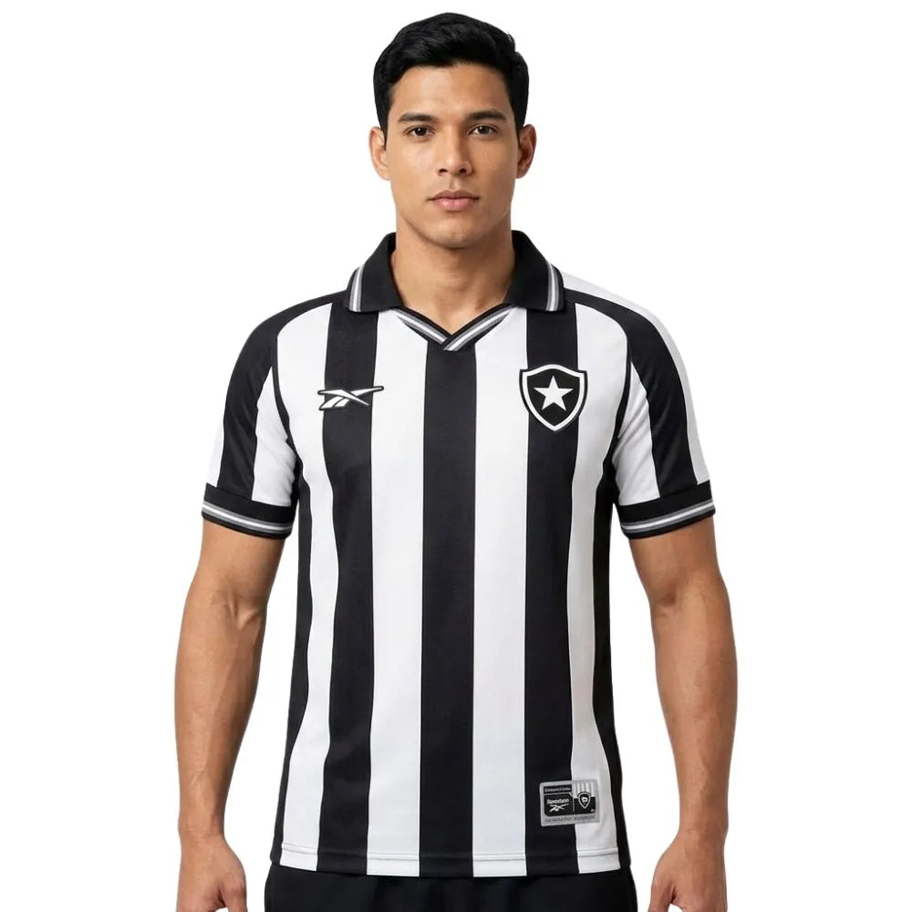 Camisa Reebok Botafogo 2025/26 I, Camisas de Futebol, PIQUE DE JOGADOR, A camisa titular do Botafogo para 2025/26 resgata a essência do clube com imponência. As faixas verticais em preto e branco ganham textura exclusiva e acabamento premium, com o escudo monocromático bordado no peito como símbolo de identidade. Um uniforme pensado para o torcedor que vive o Glorioso com intensidade e estilo. Especificações do Produto: Modelo torcedor masculino Ano: Temporada 2025/26 Fornecedor: Reebok Design com faixas ve
