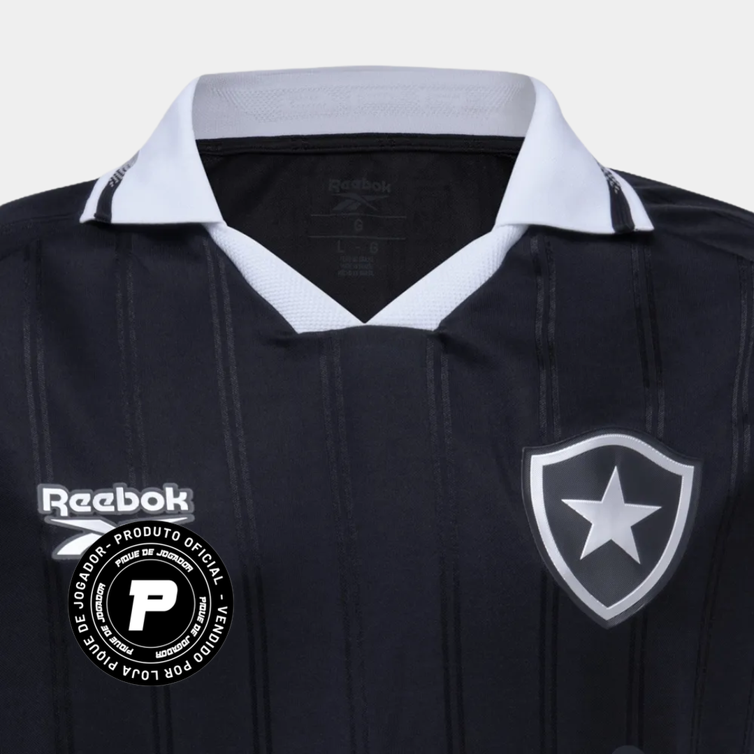 Camisa Reebok Botafogo 2025/26 II Manga Longa, Camisas de Futebol, PIQUE DE JOGADOR, A camisa 2025/26 II do Botafogo resgata a essência alvinegra com imponência. As faixas verticais texturizadas recebem acabamento premium, enquanto o escudo monocromático bordado no peito reforça identidade e tradição. Um manto pensado para quem vive o Glorioso com intensidade e estilo — no estádio ou no dia a dia. Especificações Técnicas Modelo: Torcedor masculino Temporada: 2025/26 Fornecedor: Reebok Tecido: 100% poliéster