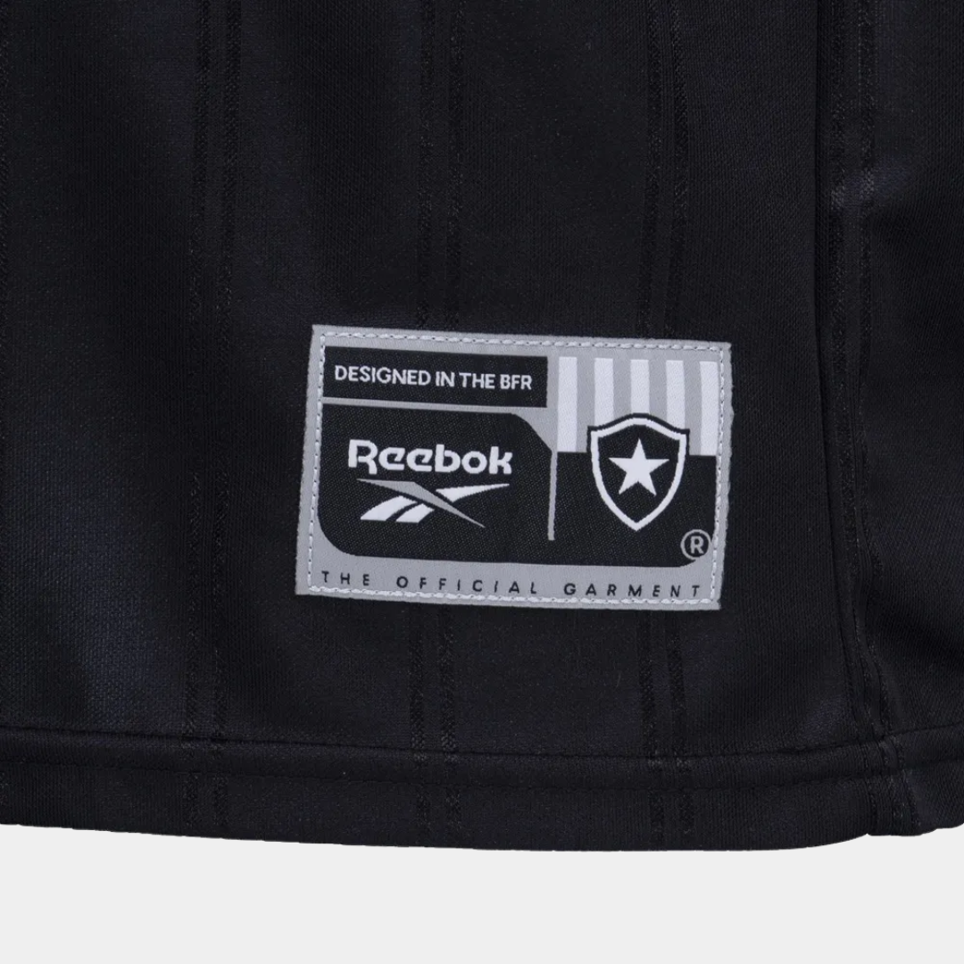 Camisa Reebok Botafogo 2025/26 II Manga Longa, Camisas de Futebol, PIQUE DE JOGADOR, A camisa 2025/26 II do Botafogo resgata a essência alvinegra com imponência. As faixas verticais texturizadas recebem acabamento premium, enquanto o escudo monocromático bordado no peito reforça identidade e tradição. Um manto pensado para quem vive o Glorioso com intensidade e estilo — no estádio ou no dia a dia. Especificações Técnicas Modelo: Torcedor masculino Temporada: 2025/26 Fornecedor: Reebok Tecido: 100% poliéster