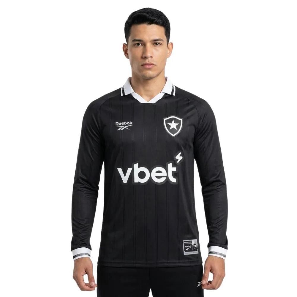 Camisa Reebok Botafogo 2025/26 II Manga Longa, Camisas de Futebol, PIQUE DE JOGADOR, A camisa 2025/26 II do Botafogo resgata a essência alvinegra com imponência. As faixas verticais texturizadas recebem acabamento premium, enquanto o escudo monocromático bordado no peito reforça identidade e tradição. Um manto pensado para quem vive o Glorioso com intensidade e estilo — no estádio ou no dia a dia. Especificações Técnicas Modelo: Torcedor masculino Temporada: 2025/26 Fornecedor: Reebok Tecido: 100% poliéster