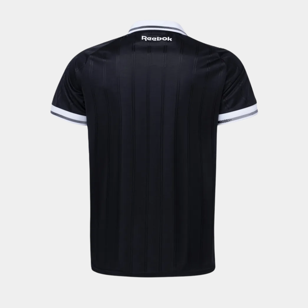 Camisa Reebok Botafogo 2025/26 II, Camisas de Futebol, PIQUE DE JOGADOR, A camisa 2025/26 II do Botafogo resgata a essência alvinegra com imponência. As faixas verticais texturizadas recebem acabamento premium, enquanto o escudo monocromático bordado no peito reforça identidade e tradição. Um manto pensado para quem vive o Glorioso com intensidade e estilo — no estádio ou no dia a dia. Especificações Técnicas Modelo: Torcedor masculino Temporada: 2025/26 Fornecedor: Reebok Tecido: 100% poliéster Tecnologia: