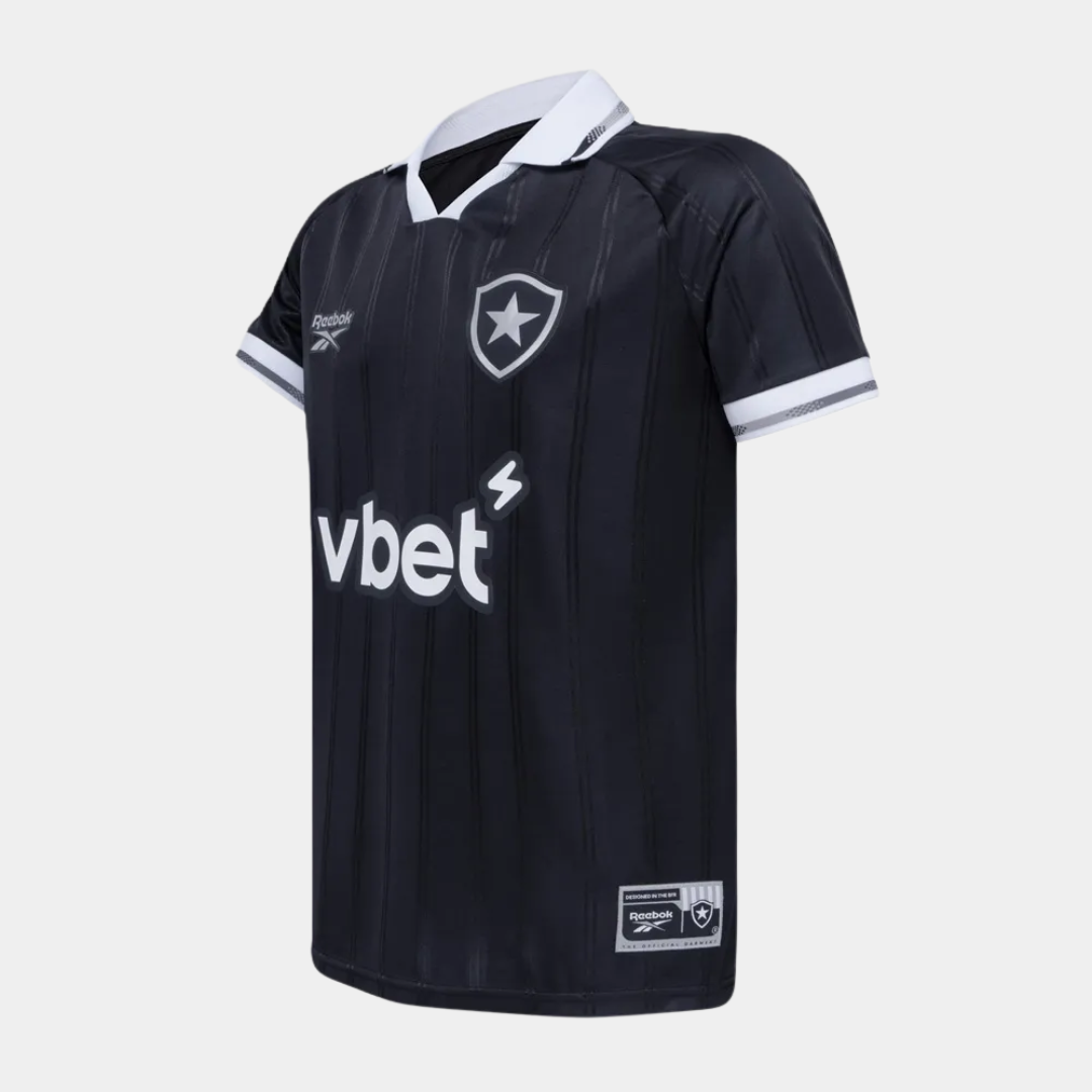 Camisa Reebok Botafogo 2025/26 II, Camisas de Futebol, PIQUE DE JOGADOR, A camisa 2025/26 II do Botafogo resgata a essência alvinegra com imponência. As faixas verticais texturizadas recebem acabamento premium, enquanto o escudo monocromático bordado no peito reforça identidade e tradição. Um manto pensado para quem vive o Glorioso com intensidade e estilo — no estádio ou no dia a dia. Especificações Técnicas Modelo: Torcedor masculino Temporada: 2025/26 Fornecedor: Reebok Tecido: 100% poliéster Tecnologia: