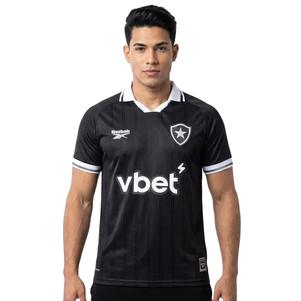 Camisa Reebok Botafogo 2025/26 II, Camisas de Futebol, PIQUE DE JOGADOR, A camisa 2025/26 II do Botafogo resgata a essência alvinegra com imponência. As faixas verticais texturizadas recebem acabamento premium, enquanto o escudo monocromático bordado no peito reforça identidade e tradição. Um manto pensado para quem vive o Glorioso com intensidade e estilo — no estádio ou no dia a dia. Especificações Técnicas Modelo: Torcedor masculino Temporada: 2025/26 Fornecedor: Reebok Tecido: 100% poliéster Tecnologia: