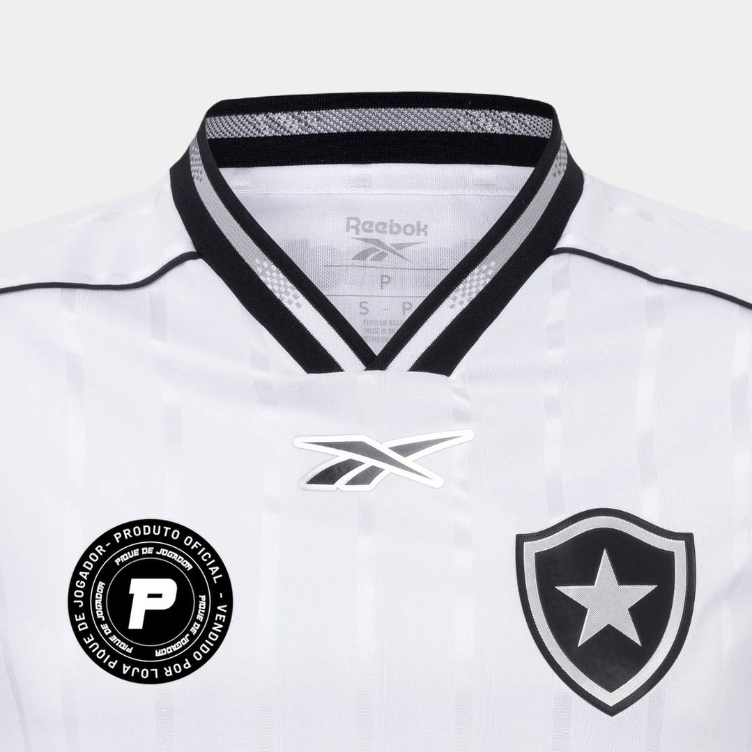 Camisa Reebok Botafogo 2025/26 III, Camisas de Futebol, PIQUE DE JOGADOR, A camisa 2025/26 III do Botafogo chega em base branca com listras verticais em relevo e detalhes em preto, mantendo a identidade alvinegra em um visual clean e imponente. O escudo monocromático bordado no peito e o acabamento premium na gola e nas mangas reforçam a tradição do Glorioso para o dia a dia e para o estádio. Especificações Técnicas Modelo: Torcedor masculino Temporada: 2025/26 Fornecedor: Reebok Tecido: 100% poliéster Tecn