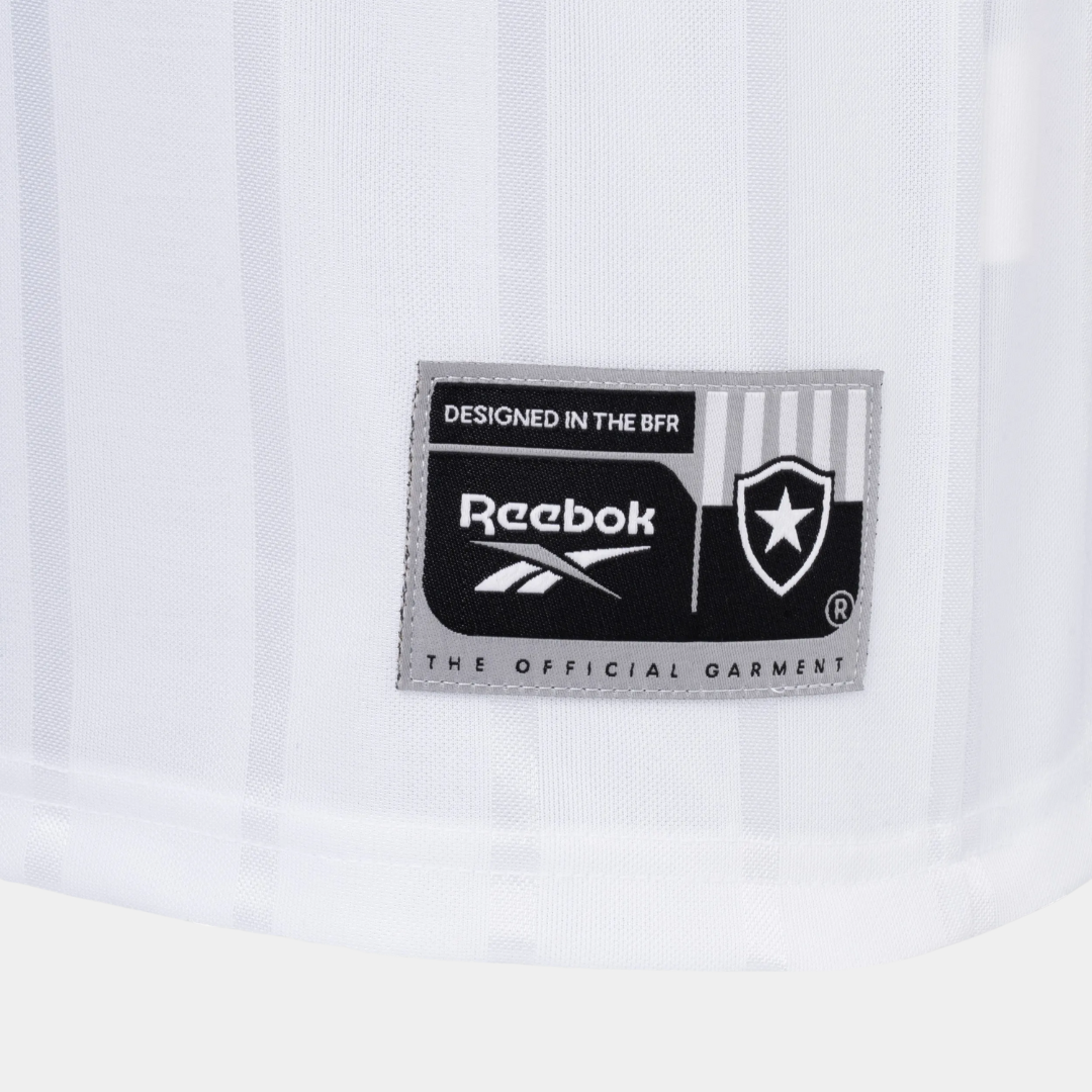 Camisa Reebok Botafogo 2025/26 III, Camisas de Futebol, PIQUE DE JOGADOR, A camisa 2025/26 III do Botafogo chega em base branca com listras verticais em relevo e detalhes em preto, mantendo a identidade alvinegra em um visual clean e imponente. O escudo monocromático bordado no peito e o acabamento premium na gola e nas mangas reforçam a tradição do Glorioso para o dia a dia e para o estádio. Especificações Técnicas Modelo: Torcedor masculino Temporada: 2025/26 Fornecedor: Reebok Tecido: 100% poliéster Tecn