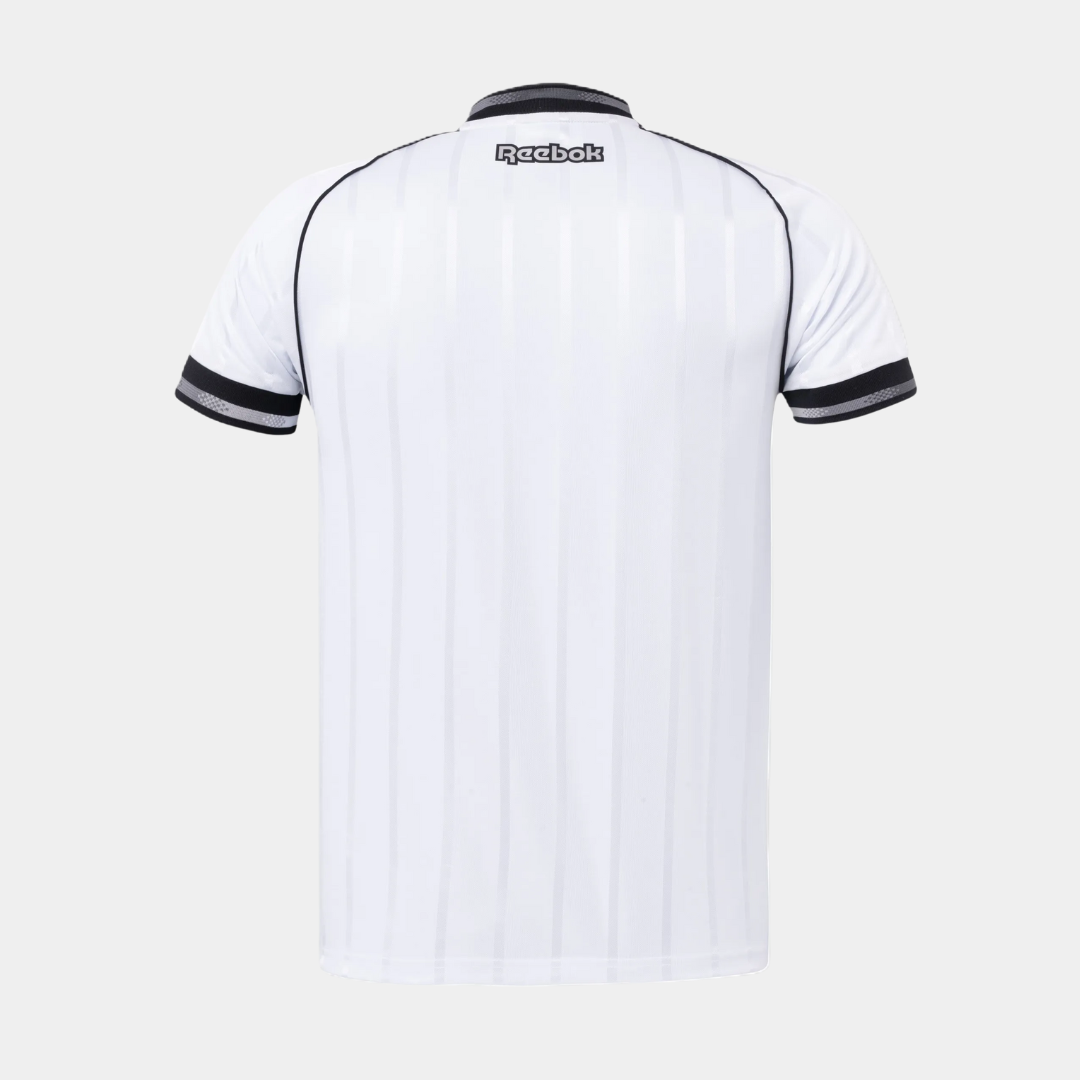 Camisa Reebok Botafogo 2025/26 III, Camisas de Futebol, PIQUE DE JOGADOR, A camisa 2025/26 III do Botafogo chega em base branca com listras verticais em relevo e detalhes em preto, mantendo a identidade alvinegra em um visual clean e imponente. O escudo monocromático bordado no peito e o acabamento premium na gola e nas mangas reforçam a tradição do Glorioso para o dia a dia e para o estádio. Especificações Técnicas Modelo: Torcedor masculino Temporada: 2025/26 Fornecedor: Reebok Tecido: 100% poliéster Tecn