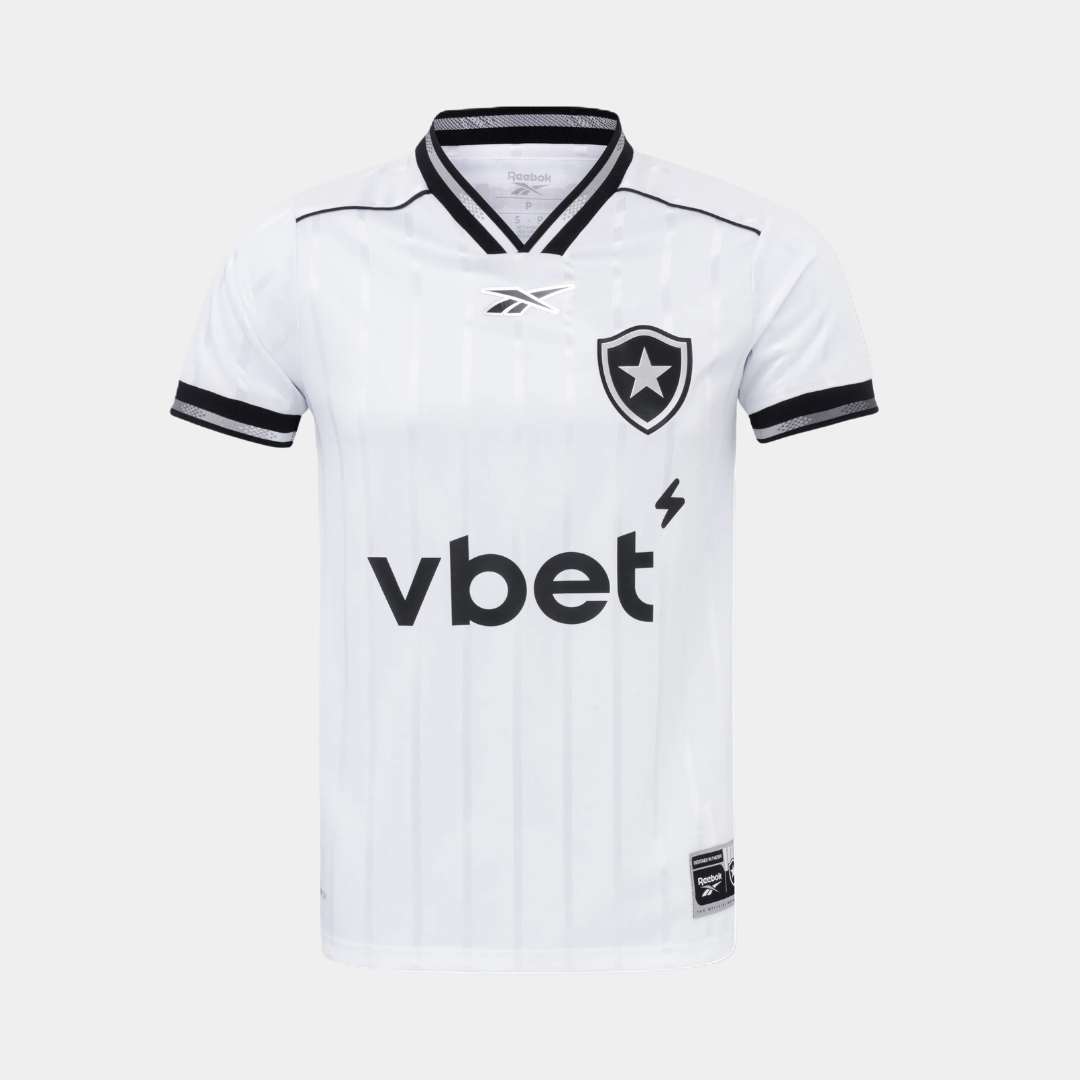 Camisa Reebok Botafogo 2025/26 III, Camisas de Futebol, PIQUE DE JOGADOR, A camisa 2025/26 III do Botafogo chega em base branca com listras verticais em relevo e detalhes em preto, mantendo a identidade alvinegra em um visual clean e imponente. O escudo monocromático bordado no peito e o acabamento premium na gola e nas mangas reforçam a tradição do Glorioso para o dia a dia e para o estádio. Especificações Técnicas Modelo: Torcedor masculino Temporada: 2025/26 Fornecedor: Reebok Tecido: 100% poliéster Tecn