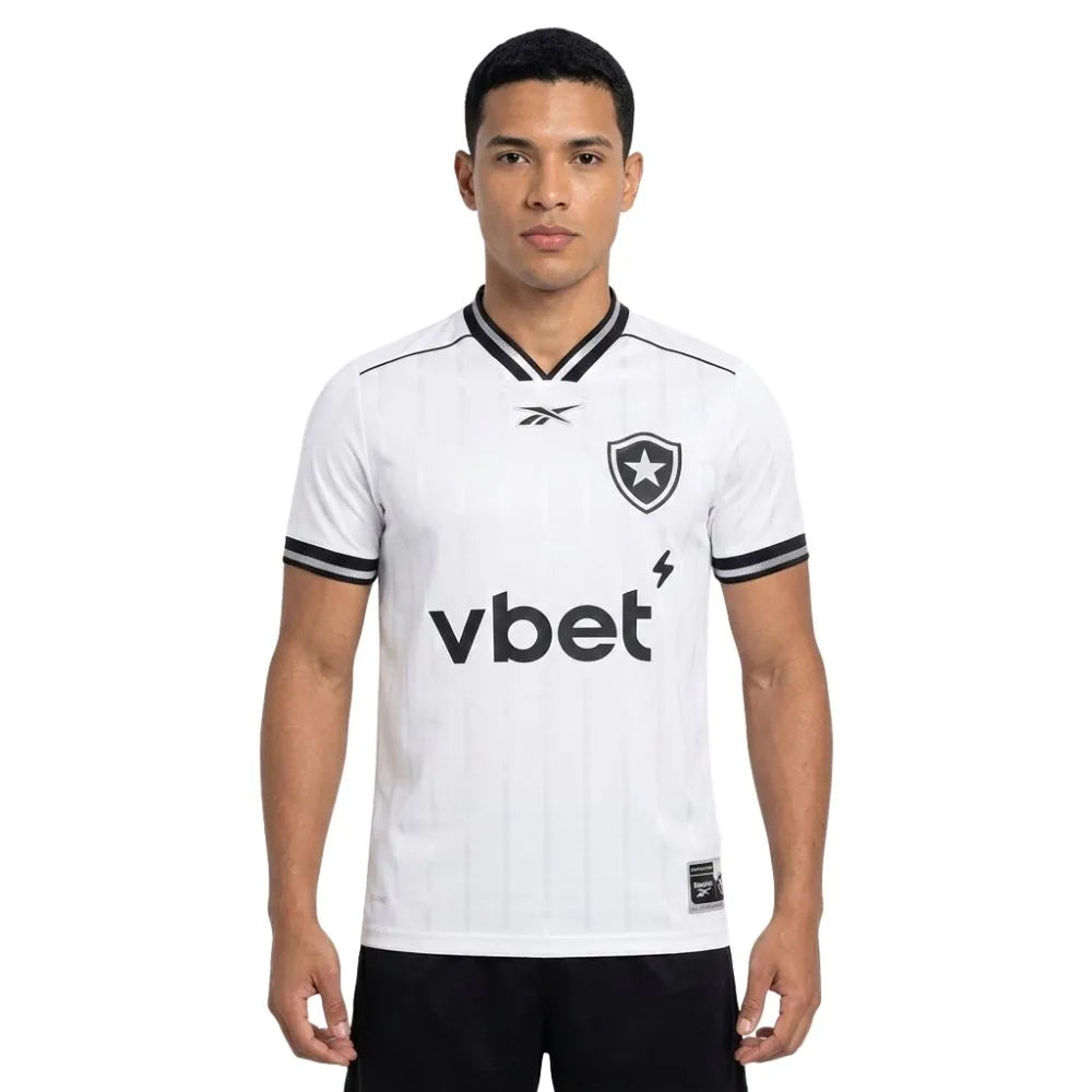 Camisa Reebok Botafogo 2025/26 III, Camisas de Futebol, PIQUE DE JOGADOR, A camisa 2025/26 III do Botafogo chega em base branca com listras verticais em relevo e detalhes em preto, mantendo a identidade alvinegra em um visual clean e imponente. O escudo monocromático bordado no peito e o acabamento premium na gola e nas mangas reforçam a tradição do Glorioso para o dia a dia e para o estádio. Especificações Técnicas Modelo: Torcedor masculino Temporada: 2025/26 Fornecedor: Reebok Tecido: 100% poliéster Tecn