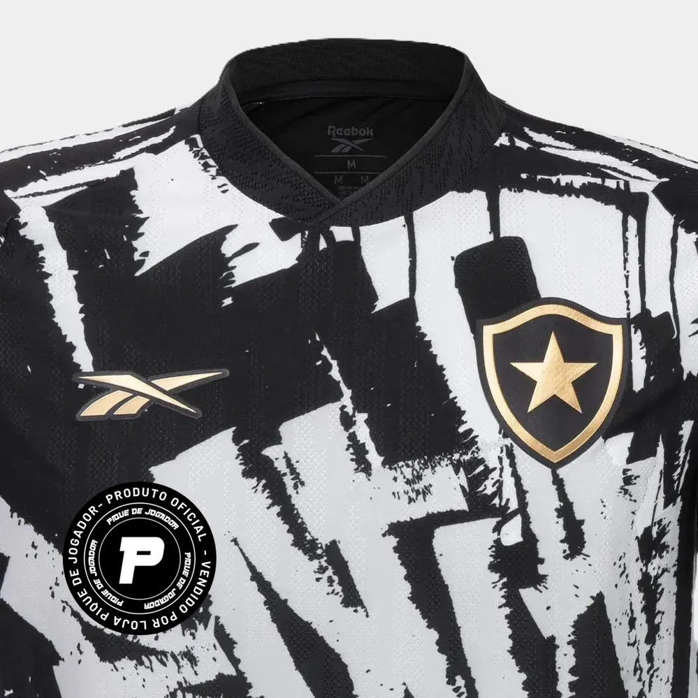 Camisa Reebok Botafogo 2025/26 IV, Camisas de Futebol, PIQUE DE JOGADOR, A camisa IV do Botafogo para 2025/26 chega com identidade forte e visual impactante. Inspirada nas artes urbanas dos anos 90, ela homenageia o apoio incondicional da torcida em todos os cantos do mundo. Com estampa em preto e branco que remete ao graffiti símbolo do movimento de rua daquela década o modelo traz detalhes em dourado no escudo e no selo da Reebok, além do patch especial “Aura 90” na barra inferior. É um manto que conecta 