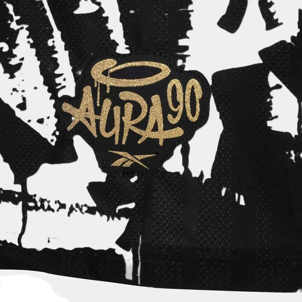 Camisa Reebok Botafogo 2025/26 IV, Camisas de Futebol, PIQUE DE JOGADOR, A camisa IV do Botafogo para 2025/26 chega com identidade forte e visual impactante. Inspirada nas artes urbanas dos anos 90, ela homenageia o apoio incondicional da torcida em todos os cantos do mundo. Com estampa em preto e branco que remete ao graffiti símbolo do movimento de rua daquela década o modelo traz detalhes em dourado no escudo e no selo da Reebok, além do patch especial “Aura 90” na barra inferior. É um manto que conecta 