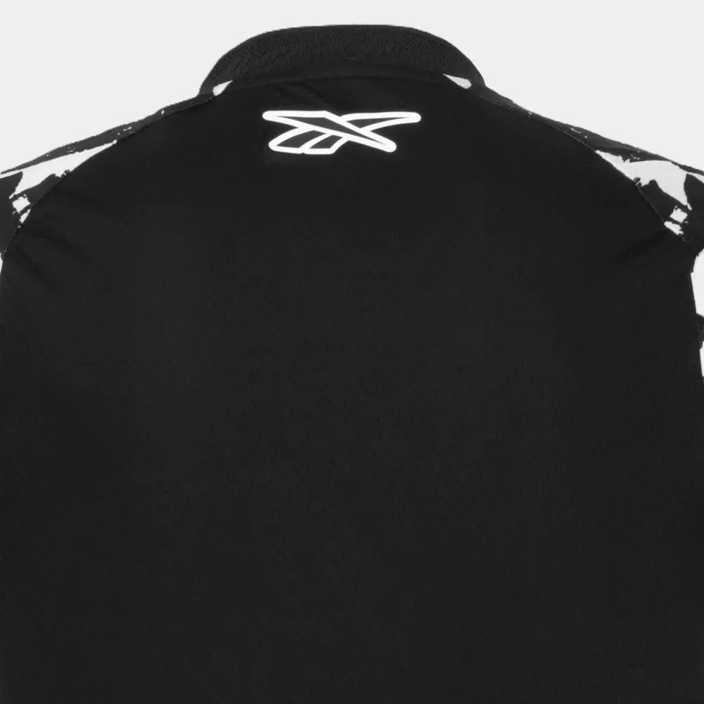 Camisa Reebok Botafogo 2025/26 IV, Camisas de Futebol, PIQUE DE JOGADOR, A camisa IV do Botafogo para 2025/26 chega com identidade forte e visual impactante. Inspirada nas artes urbanas dos anos 90, ela homenageia o apoio incondicional da torcida em todos os cantos do mundo. Com estampa em preto e branco que remete ao graffiti símbolo do movimento de rua daquela década o modelo traz detalhes em dourado no escudo e no selo da Reebok, além do patch especial “Aura 90” na barra inferior. É um manto que conecta 
