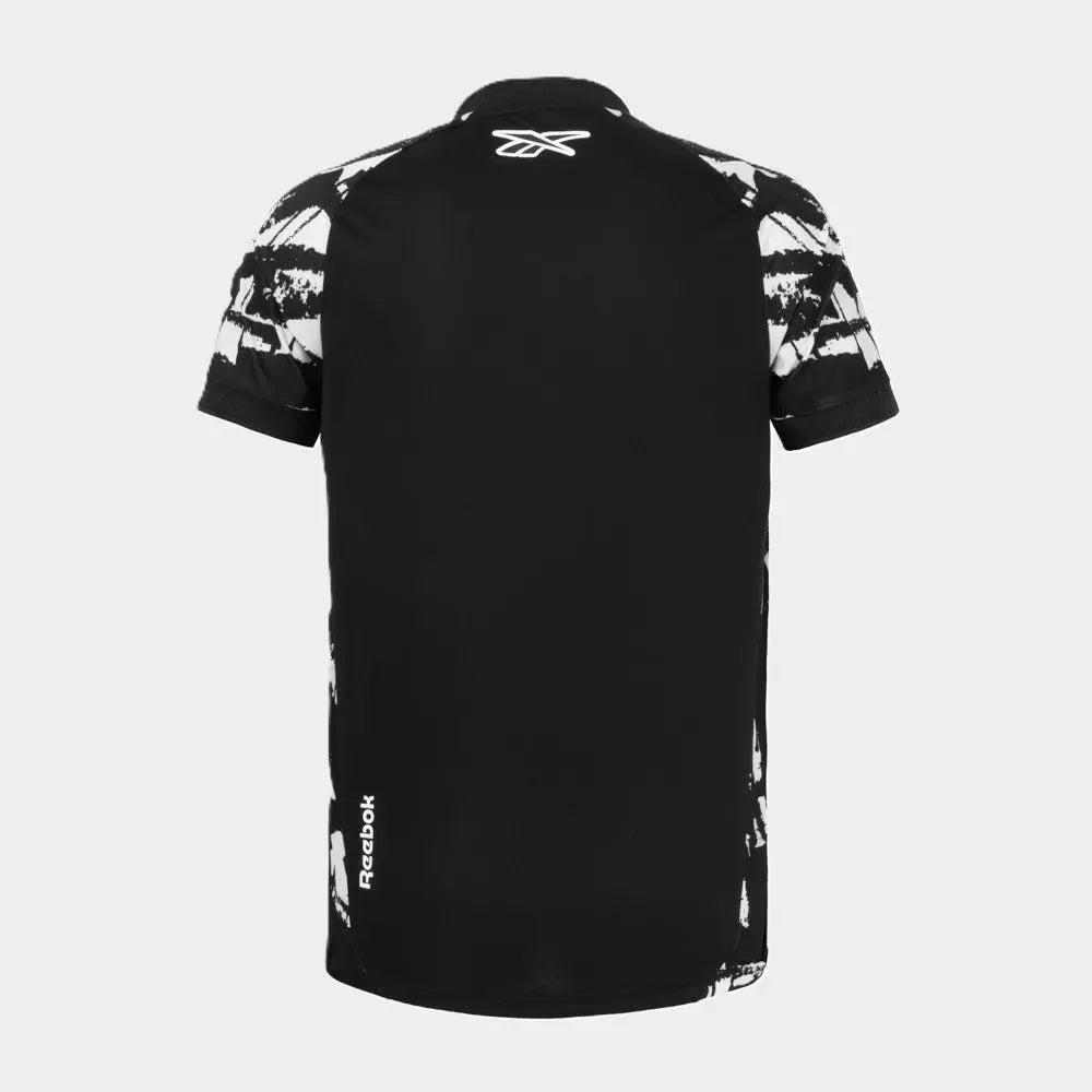 Camisa Reebok Botafogo 2025/26 IV, Camisas de Futebol, PIQUE DE JOGADOR, A camisa IV do Botafogo para 2025/26 chega com identidade forte e visual impactante. Inspirada nas artes urbanas dos anos 90, ela homenageia o apoio incondicional da torcida em todos os cantos do mundo. Com estampa em preto e branco que remete ao graffiti símbolo do movimento de rua daquela década o modelo traz detalhes em dourado no escudo e no selo da Reebok, além do patch especial “Aura 90” na barra inferior. É um manto que conecta 