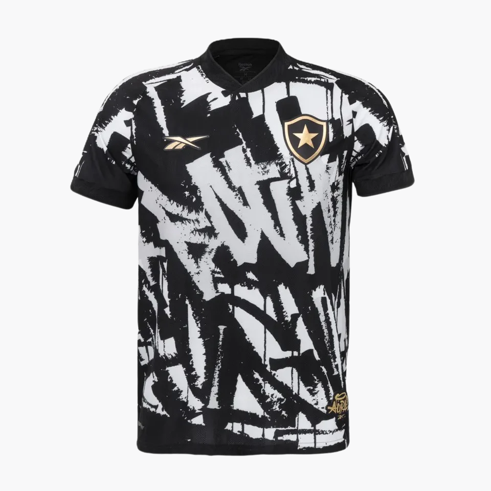Camisa Reebok Botafogo 2025/26 IV, Camisas de Futebol, PIQUE DE JOGADOR, A camisa IV do Botafogo para 2025/26 chega com identidade forte e visual impactante. Inspirada nas artes urbanas dos anos 90, ela homenageia o apoio incondicional da torcida em todos os cantos do mundo. Com estampa em preto e branco que remete ao graffiti símbolo do movimento de rua daquela década o modelo traz detalhes em dourado no escudo e no selo da Reebok, além do patch especial “Aura 90” na barra inferior. É um manto que conecta 