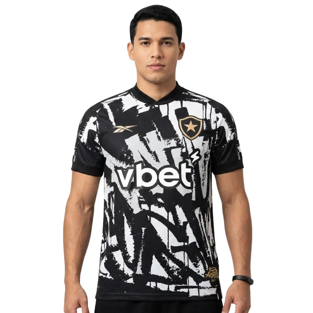 Camisa Reebok Botafogo 2025/26 IV, Camisas de Futebol, PIQUE DE JOGADOR, A camisa IV do Botafogo para 2025/26 chega com identidade forte e visual impactante. Inspirada nas artes urbanas dos anos 90, ela homenageia o apoio incondicional da torcida em todos os cantos do mundo. Com estampa em preto e branco que remete ao graffiti símbolo do movimento de rua daquela década o modelo traz detalhes em dourado no escudo e no selo da Reebok, além do patch especial “Aura 90” na barra inferior. É um manto que conecta 