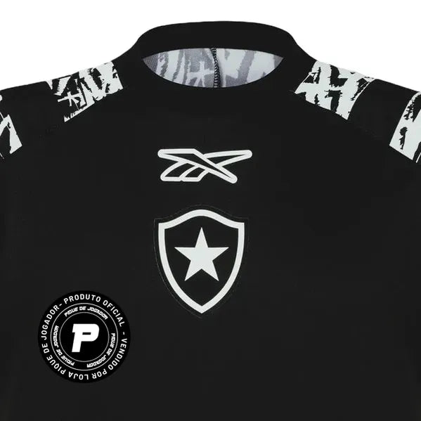 Camisa Reebok Botafogo 2025/26 Pré-Jogo, Camisas de Futebol, PIQUE DE JOGADOR, A camisa de pré jogo Botafogo para a temporada 2025/26 chega com um visual imponente, que reflete a essência do Glorioso. Em preto predominante com detalhes em branco e dourado, o modelo traz modernidade e presença dentro das quatro linhas. Com grafismos exclusivos e acabamento refinado, é uma peça que une performance, estilo e identidade alvinegra. Especificações do Produto: Modelo torcedor masculino Ano: Temporada 2025/26 Forne