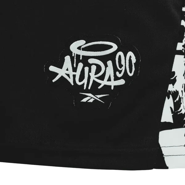 Camisa Reebok Botafogo 2025/26 Pré-Jogo, Camisas de Futebol, PIQUE DE JOGADOR, A camisa de pré jogo Botafogo para a temporada 2025/26 chega com um visual imponente, que reflete a essência do Glorioso. Em preto predominante com detalhes em branco e dourado, o modelo traz modernidade e presença dentro das quatro linhas. Com grafismos exclusivos e acabamento refinado, é uma peça que une performance, estilo e identidade alvinegra. Especificações do Produto: Modelo torcedor masculino Ano: Temporada 2025/26 Forne