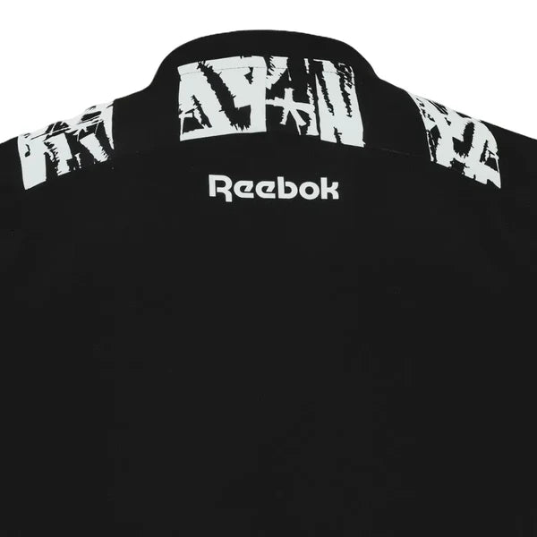 Camisa Reebok Botafogo 2025/26 Pré-Jogo, Camisas de Futebol, PIQUE DE JOGADOR, A camisa de pré jogo Botafogo para a temporada 2025/26 chega com um visual imponente, que reflete a essência do Glorioso. Em preto predominante com detalhes em branco e dourado, o modelo traz modernidade e presença dentro das quatro linhas. Com grafismos exclusivos e acabamento refinado, é uma peça que une performance, estilo e identidade alvinegra. Especificações do Produto: Modelo torcedor masculino Ano: Temporada 2025/26 Forne