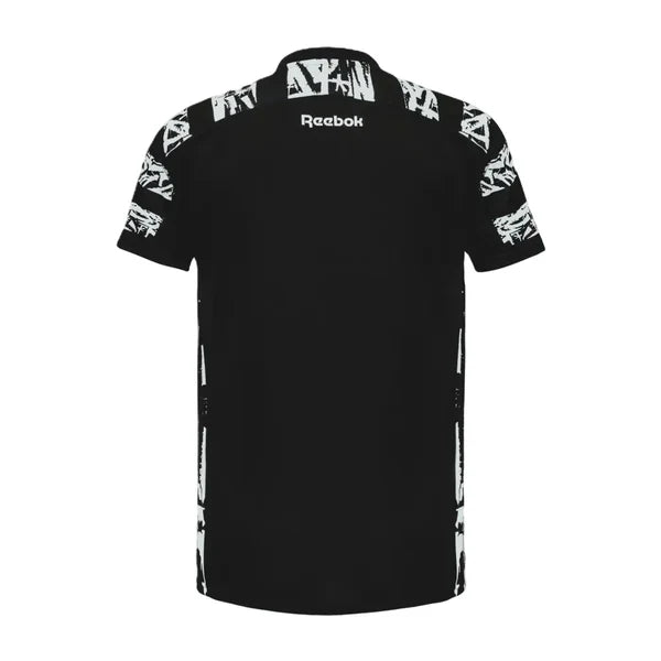 Camisa Reebok Botafogo 2025/26 Pré-Jogo, Camisas de Futebol, PIQUE DE JOGADOR, A camisa de pré jogo Botafogo para a temporada 2025/26 chega com um visual imponente, que reflete a essência do Glorioso. Em preto predominante com detalhes em branco e dourado, o modelo traz modernidade e presença dentro das quatro linhas. Com grafismos exclusivos e acabamento refinado, é uma peça que une performance, estilo e identidade alvinegra. Especificações do Produto: Modelo torcedor masculino Ano: Temporada 2025/26 Forne
