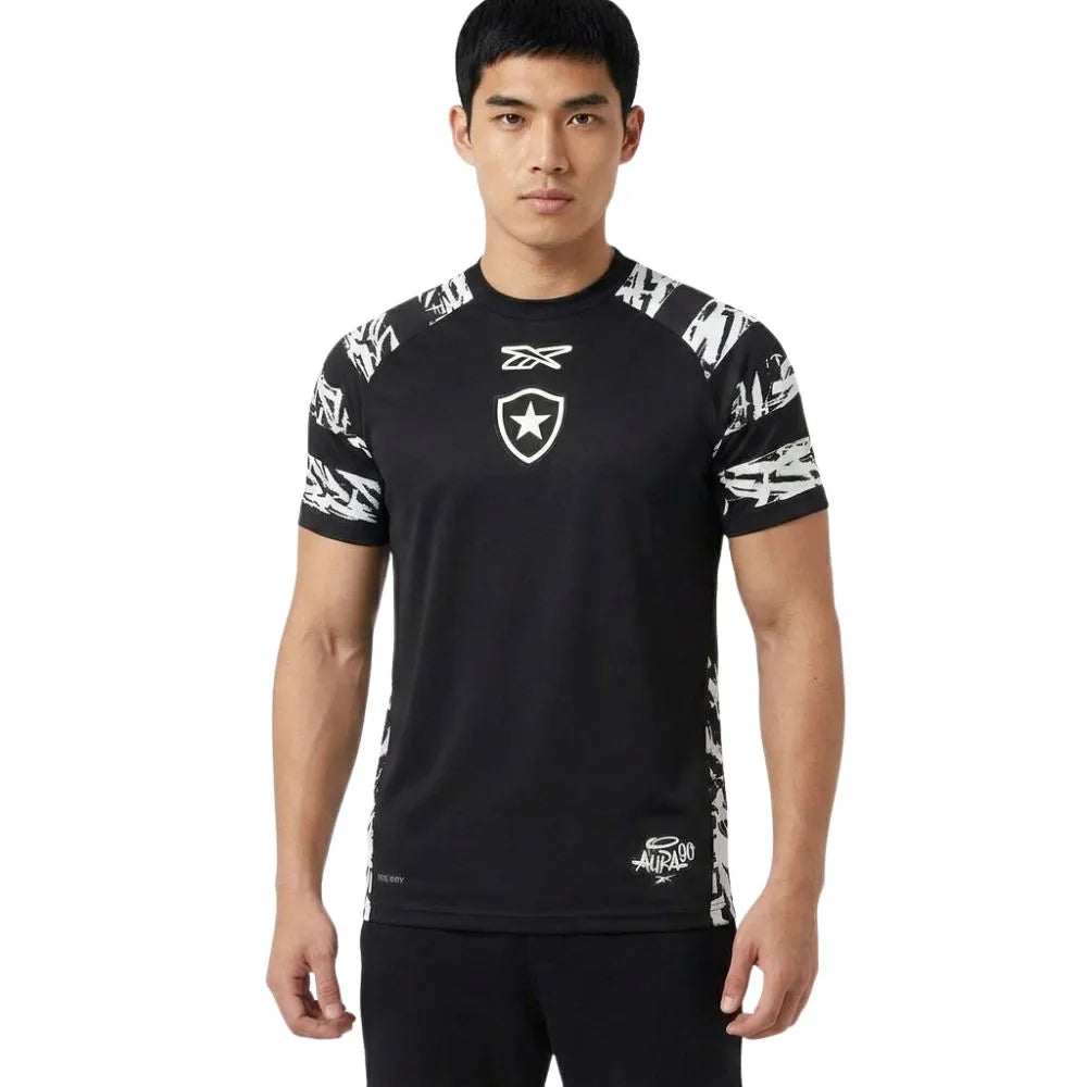 Camisa Reebok Botafogo 2025/26 Pré-Jogo, Camisas de Futebol, PIQUE DE JOGADOR, A camisa de pré jogo Botafogo para a temporada 2025/26 chega com um visual imponente, que reflete a essência do Glorioso. Em preto predominante com detalhes em branco e dourado, o modelo traz modernidade e presença dentro das quatro linhas. Com grafismos exclusivos e acabamento refinado, é uma peça que une performance, estilo e identidade alvinegra. Especificações do Produto: Modelo torcedor masculino Ano: Temporada 2025/26 Forne