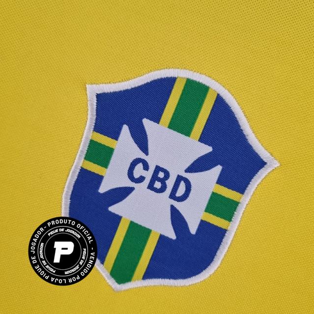 Camisa Retrô 1970 Seleção Brasileira Home, , PIQUE DE JOGADOR, Reviva um dos momentos mais marcantes da história do futebol com a Camisa Retrô Seleção Brasileira 1970. Inspirada no uniforme utilizado pela lendária equipe que conquistou o tricampeonato mundial no México, essa peça representa a essência do futebol arte que encantou o mundo. O design clássico em amarelo vibrante com detalhes verdes resgata fielmente o visual utilizado por craques históricos como Pelé, Jairzinho, Tostão, Rivellino e Carlos Albe
