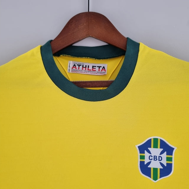 Camisa Retrô 1970 Seleção Brasileira Home, , PIQUE DE JOGADOR, Reviva um dos momentos mais marcantes da história do futebol com a Camisa Retrô Seleção Brasileira 1970. Inspirada no uniforme utilizado pela lendária equipe que conquistou o tricampeonato mundial no México, essa peça representa a essência do futebol arte que encantou o mundo. O design clássico em amarelo vibrante com detalhes verdes resgata fielmente o visual utilizado por craques históricos como Pelé, Jairzinho, Tostão, Rivellino e Carlos Albe