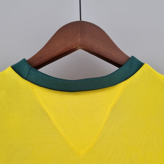 Camisa Retrô 1970 Seleção Brasileira Home, , PIQUE DE JOGADOR, Reviva um dos momentos mais marcantes da história do futebol com a Camisa Retrô Seleção Brasileira 1970. Inspirada no uniforme utilizado pela lendária equipe que conquistou o tricampeonato mundial no México, essa peça representa a essência do futebol arte que encantou o mundo. O design clássico em amarelo vibrante com detalhes verdes resgata fielmente o visual utilizado por craques históricos como Pelé, Jairzinho, Tostão, Rivellino e Carlos Albe