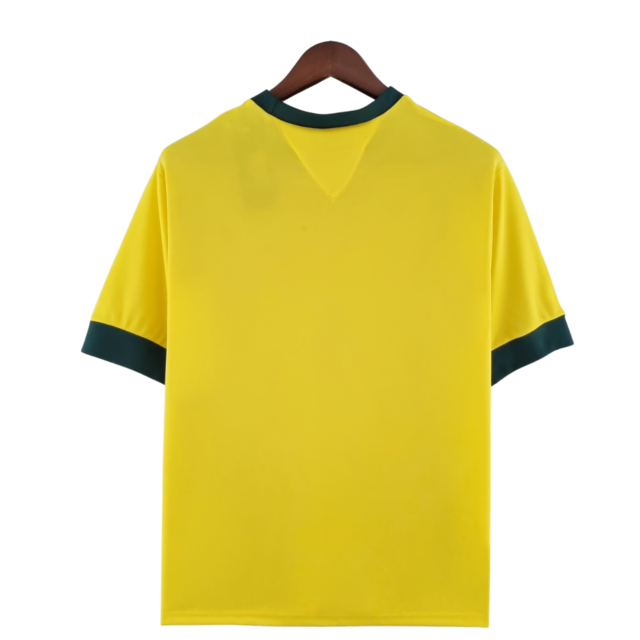 Camisa Retrô 1970 Seleção Brasileira Home, , PIQUE DE JOGADOR, Reviva um dos momentos mais marcantes da história do futebol com a Camisa Retrô Seleção Brasileira 1970. Inspirada no uniforme utilizado pela lendária equipe que conquistou o tricampeonato mundial no México, essa peça representa a essência do futebol arte que encantou o mundo. O design clássico em amarelo vibrante com detalhes verdes resgata fielmente o visual utilizado por craques históricos como Pelé, Jairzinho, Tostão, Rivellino e Carlos Albe