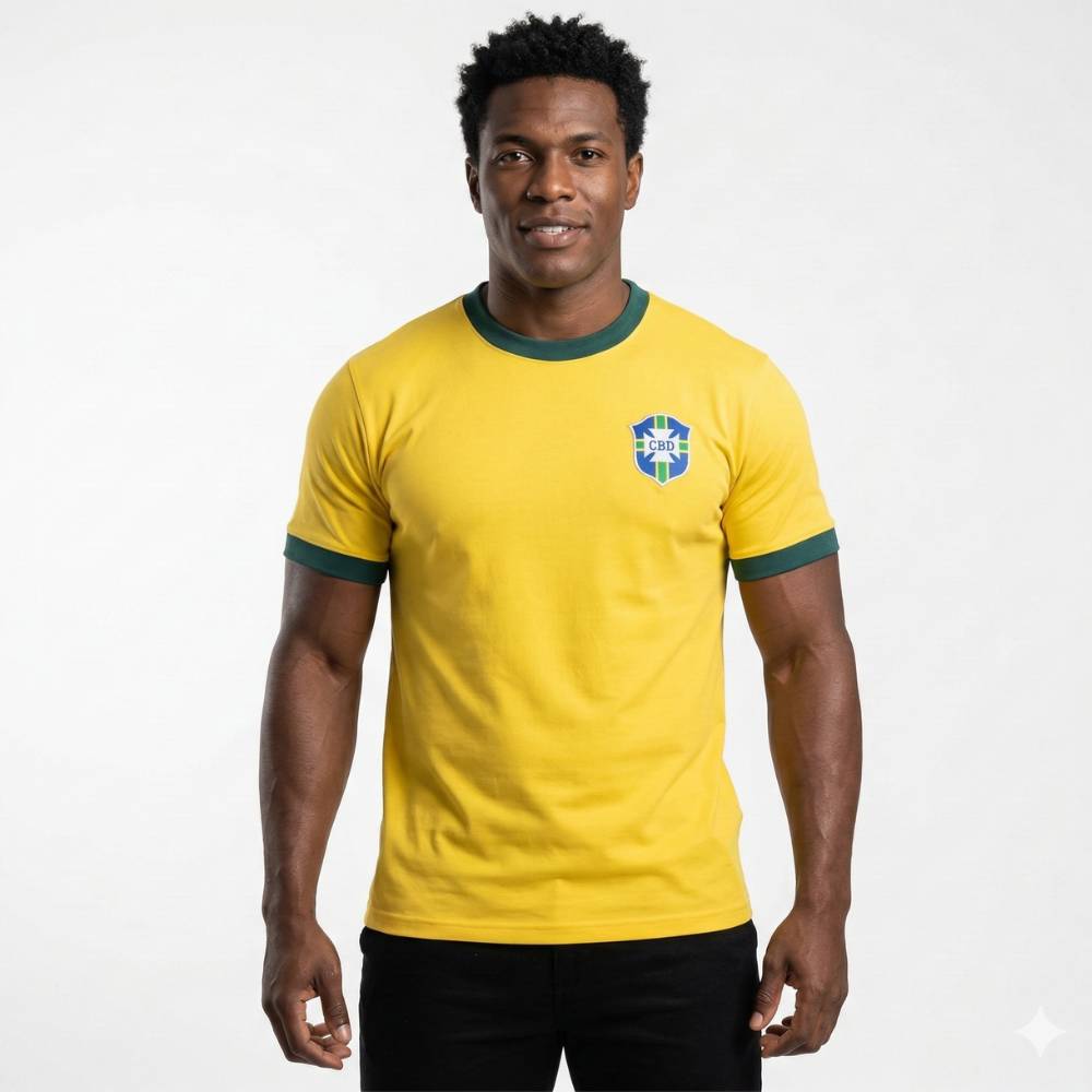 Camisa Retrô 1970 Seleção Brasileira Home, , PIQUE DE JOGADOR, Reviva um dos momentos mais marcantes da história do futebol com a Camisa Retrô Seleção Brasileira 1970. Inspirada no uniforme utilizado pela lendária equipe que conquistou o tricampeonato mundial no México, essa peça representa a essência do futebol arte que encantou o mundo. O design clássico em amarelo vibrante com detalhes verdes resgata fielmente o visual utilizado por craques históricos como Pelé, Jairzinho, Tostão, Rivellino e Carlos Albe