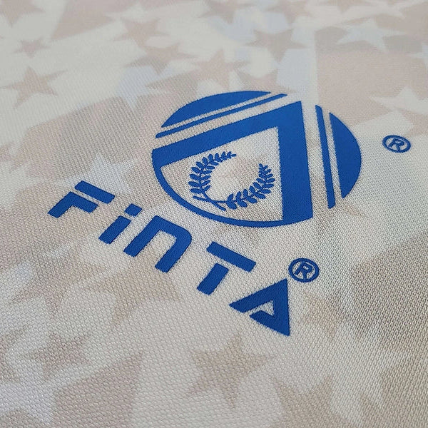 Camisa Retrô Cruzeiro 1993/94 Away, Camisa Futebol, Adidas, Ficha do Produto TecnologiaAeroReady: Sistema que controla o excesso de umidade do corpo, garantindo a rápida secagem do suor durante os exercícios. Composição: 100% PoliésterMarca: AdidasIndicada para: Jogo/CasualGênero: MasculinoEscudo: EmborrachadoOrigem: ImportadoManga: Curta-PIQUE DE JOGADOR