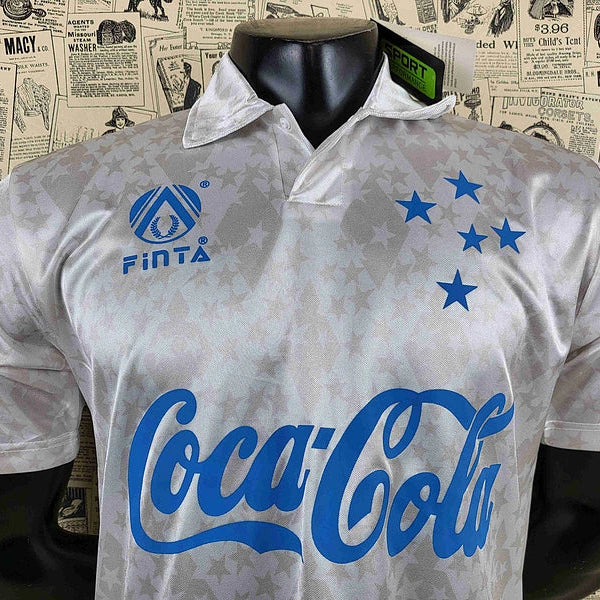 Camisa Retrô Cruzeiro 1993/94 Away, Camisa Futebol, Adidas, Ficha do Produto TecnologiaAeroReady: Sistema que controla o excesso de umidade do corpo, garantindo a rápida secagem do suor durante os exercícios. Composição: 100% PoliésterMarca: AdidasIndicada para: Jogo/CasualGênero: MasculinoEscudo: EmborrachadoOrigem: ImportadoManga: Curta-PIQUE DE JOGADOR