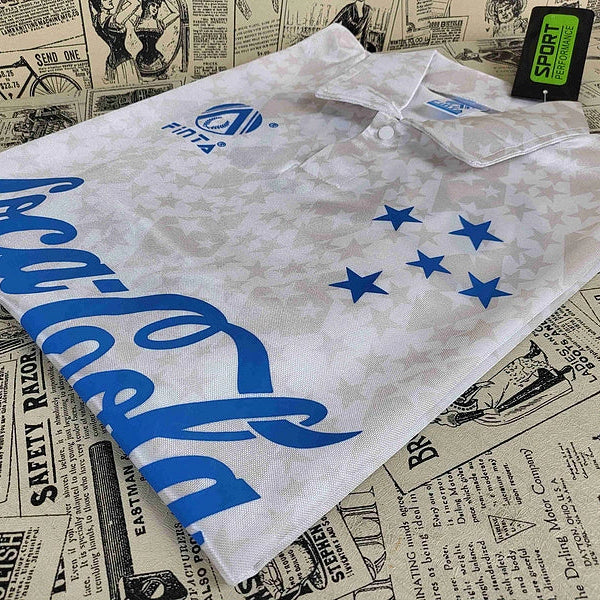 Camisa Retrô Cruzeiro 1993/94 Away, Camisa Futebol, Adidas, Ficha do Produto TecnologiaAeroReady: Sistema que controla o excesso de umidade do corpo, garantindo a rápida secagem do suor durante os exercícios. Composição: 100% PoliésterMarca: AdidasIndicada para: Jogo/CasualGênero: MasculinoEscudo: EmborrachadoOrigem: ImportadoManga: Curta-PIQUE DE JOGADOR