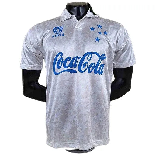 Camisa Retrô Cruzeiro 1993/94 Away, Camisa Futebol, Adidas, Ficha do Produto TecnologiaAeroReady: Sistema que controla o excesso de umidade do corpo, garantindo a rápida secagem do suor durante os exercícios. Composição: 100% PoliésterMarca: AdidasIndicada para: Jogo/CasualGênero: MasculinoEscudo: EmborrachadoOrigem: ImportadoManga: Curta-PIQUE DE JOGADOR