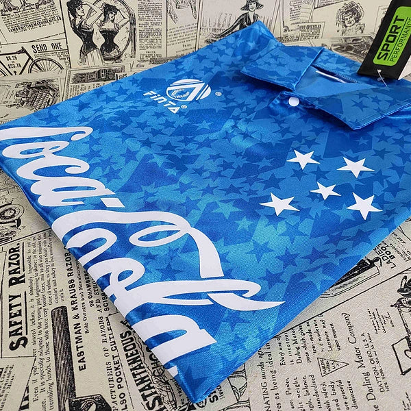 Camisa Retrô Cruzeiro 1993/94 Home, Camisa Futebol, Adidas, Ficha do Produto TecnologiaAeroReady: Sistema que controla o excesso de umidade do corpo, garantindo a rápida secagem do suor durante os exercícios. Composição: 100% PoliésterMarca: AdidasIndicada para: Jogo/CasualGênero: MasculinoEscudo: EmborrachadoOrigem: ImportadoManga: Curta-PIQUE DE JOGADOR